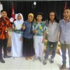 Peserta dan panitia Lomba menyanyi dan puisi berfoto bersama.